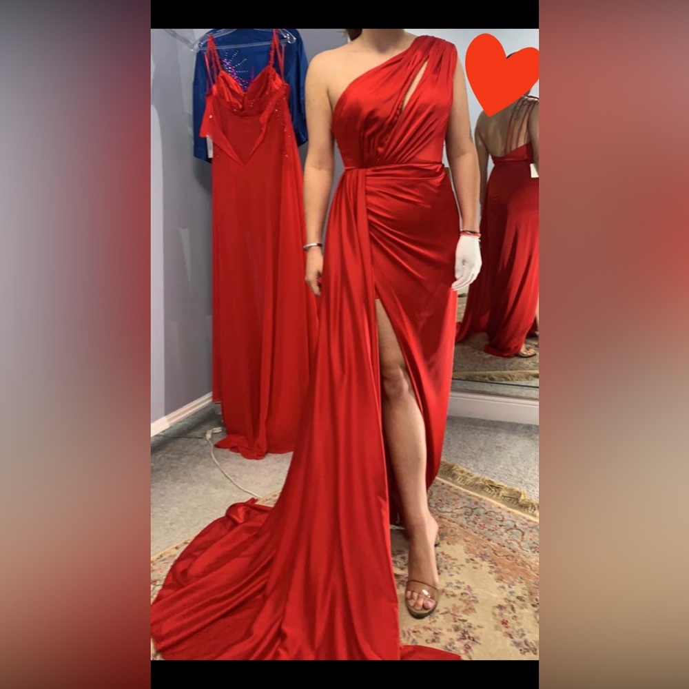 Pageant dress! Red beautiful gown. Size 4. Never been worn. Tried on. BRAND NEW.